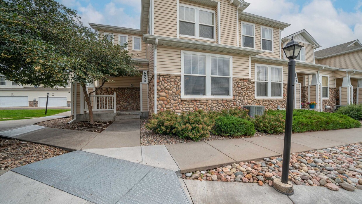 Foto principal - Two Story End Unit Townhome in Stetson Hills