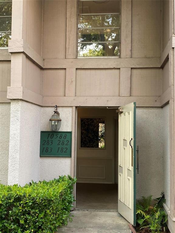 Building Photo - 10588 High Hollows Dr