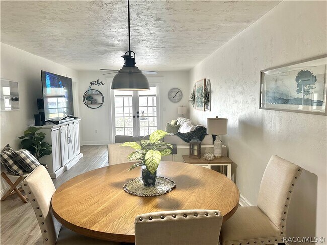 Foto del edificio - 636 E Gilchrist Ct
