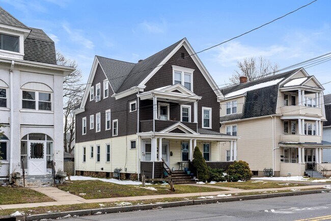 Foto del edificio - 218 Quaker Ln S