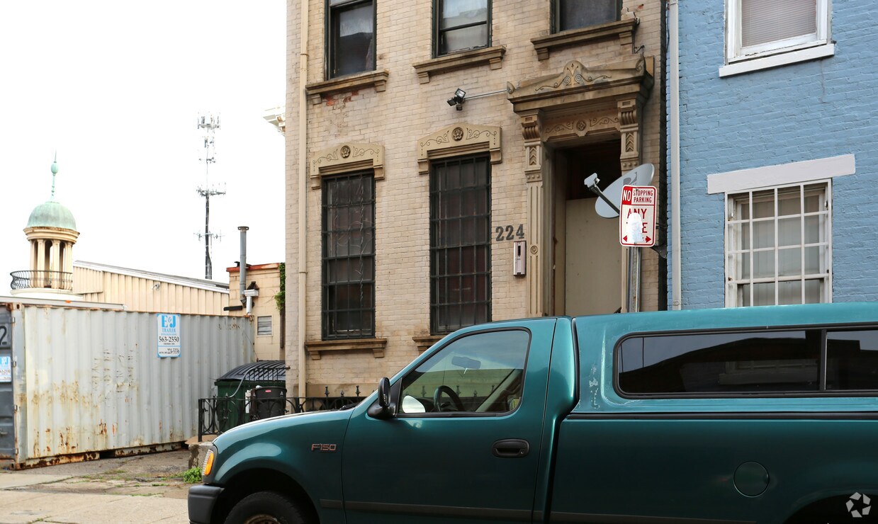 Building Photo - 224 W 14th St