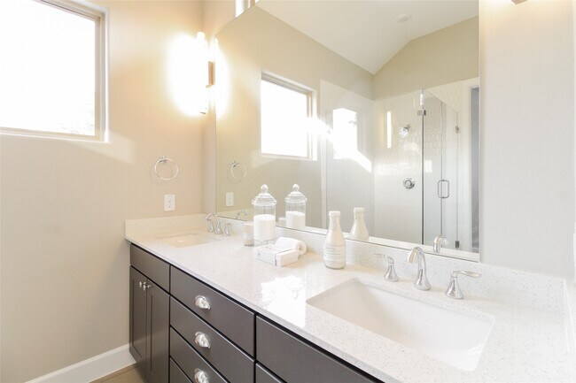 Foto del edificio - 5116 Royal Heath Dr