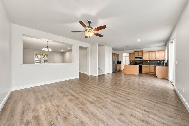 Foto del edificio - Spacious 4 Bedroom Home in Desirable Roseville Neighborhood