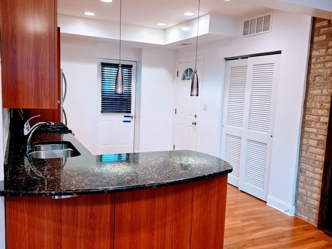 Building Photo - 2544 W Hollywood Ave