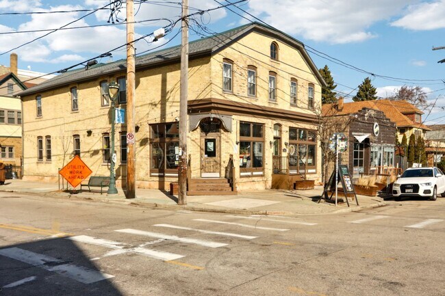 Foto del edificio - ? Steps from Brady St! Bright 2BR with FREE Laundry & Pet-Friendly Living