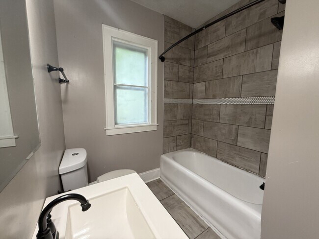 Foto del edificio - 2337 Woodbine Ave
