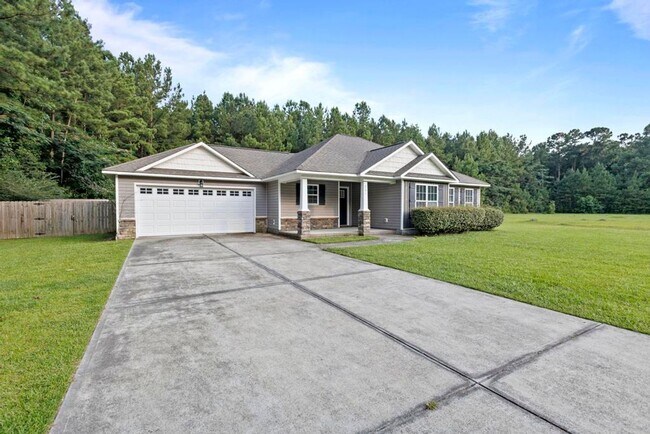 Building Photo - Country Living and Adorable Home!