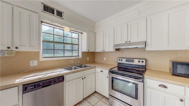 Foto del edificio - 1304 Merry Oaks Dr