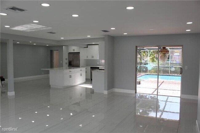 Foto del edificio - 4 br, 2 bath House - 10402 NW 39th Pl