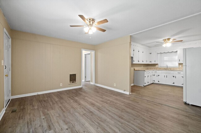 Building Photo - 96 Chapel St