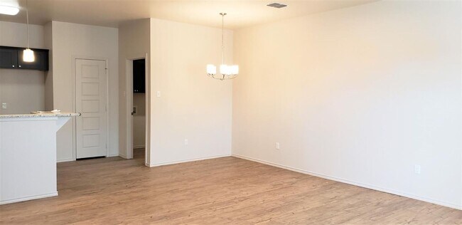 Foto del edificio - Cooper ISD- Luxury Duplex in Southwest Lub...