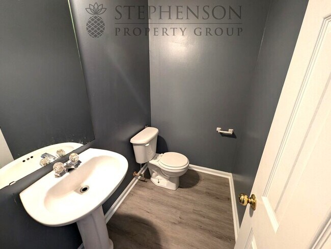 Foto del edificio - 3 bed 2 bath LVP Floors