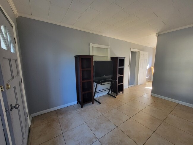 Building Photo - 1405 W 13th St