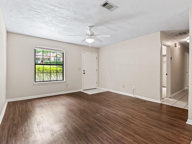 Foto del edificio - 8760 Minnow Creek Dr