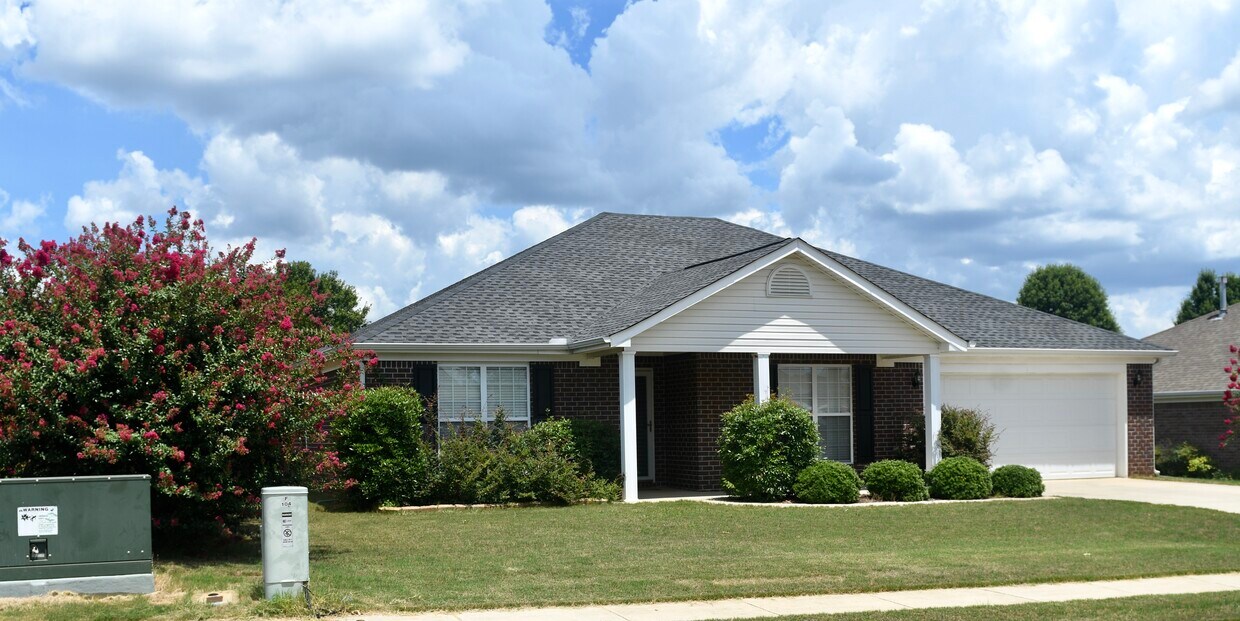 Beautiful Curb Appeal - 104 Kings Cross Dr