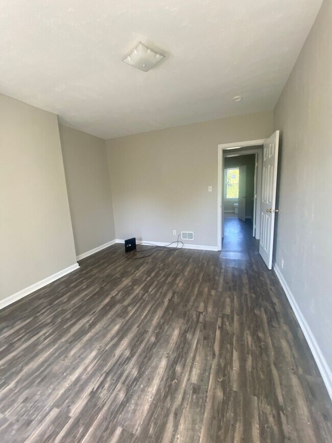 Building Photo - Beautiful updated home in Hazelwood - Avai...