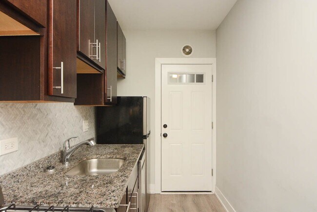 Foto del edificio - 714 W Brompton Ave