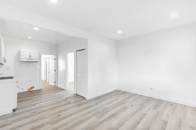 Building Photo - 519 E 64th St