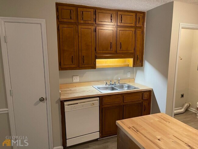 Foto del edificio - 5381 Ridgemere Ct