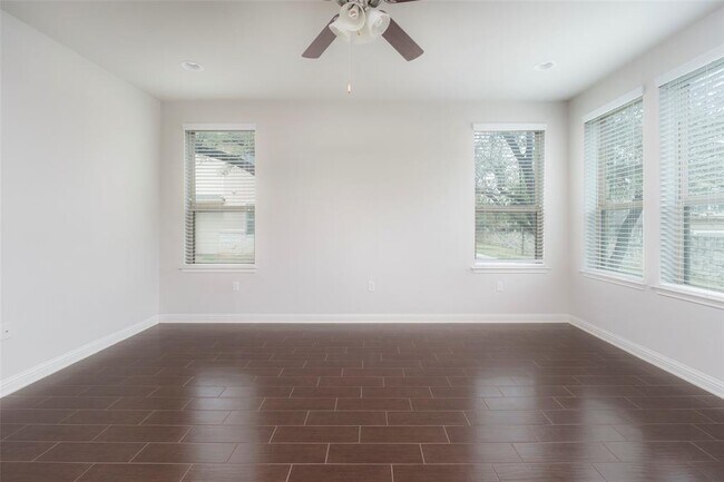 Foto del edificio - 13800 Lyndhurst St