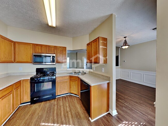 Foto del edificio - 4939 Lake Park Ln