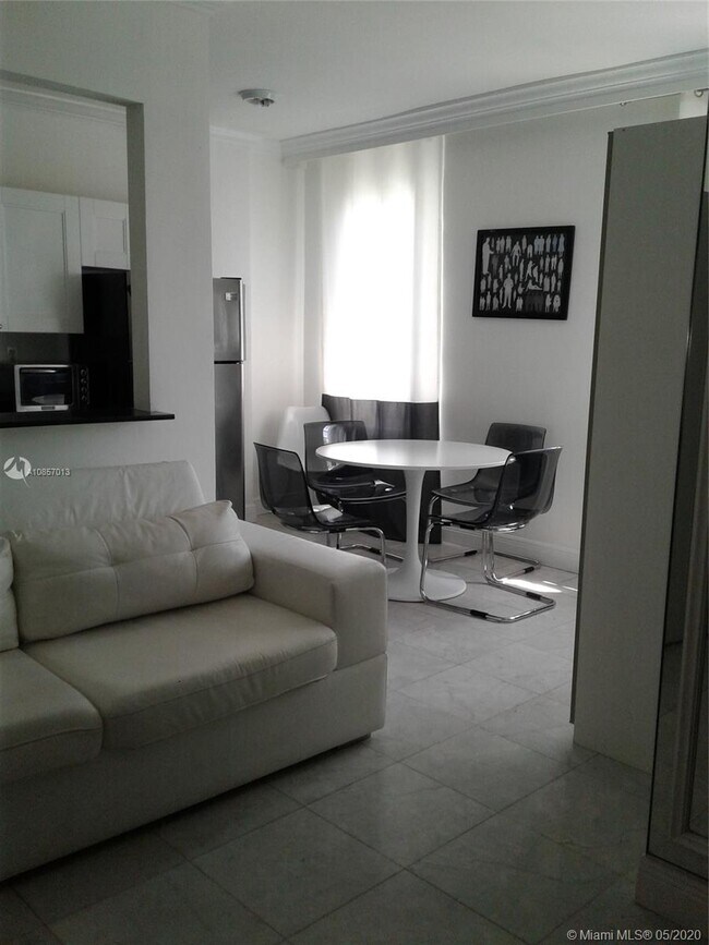 Building Photo - 1619  Lenox Ave 20 Miami Beach Fl 33139
