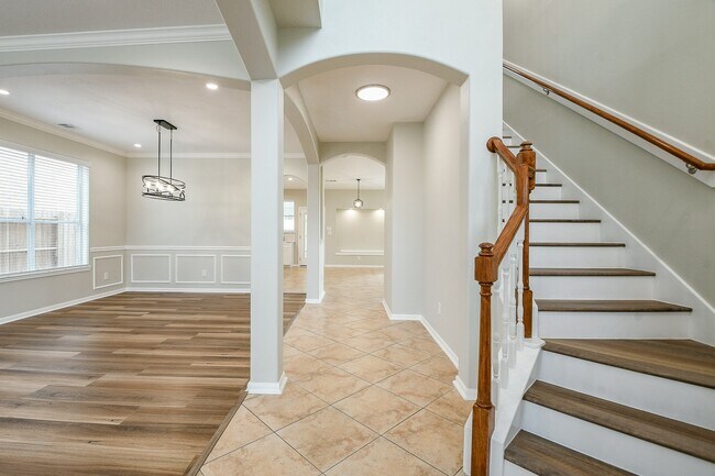 Building Photo - 815 Robins Way