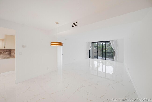 Foto del edificio - 16300 Golf Club Rd