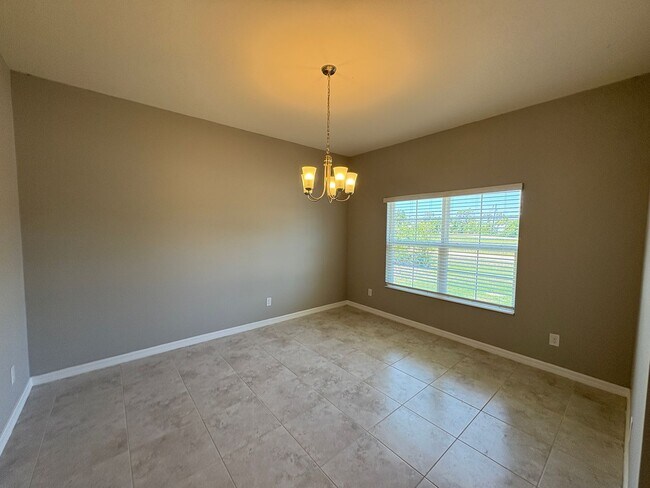 Building Photo - 3 Bed, 2 Bath Home with Screened Lanai & S...