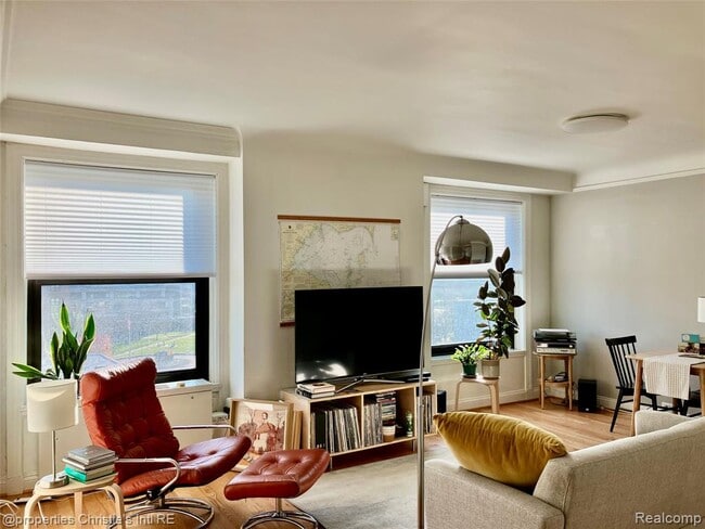 Building Photo - 15 E Kirby St