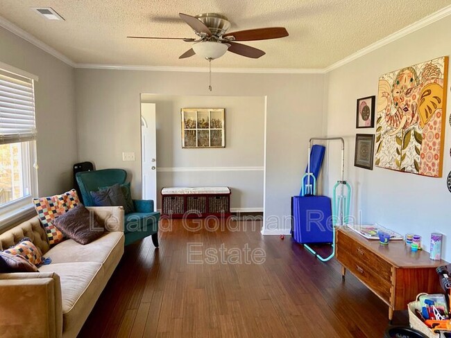 Building Photo - 945 Aspen Dr