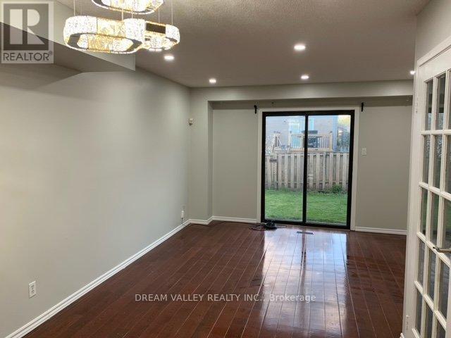 Building Photo - 20 Glanvil Crescent