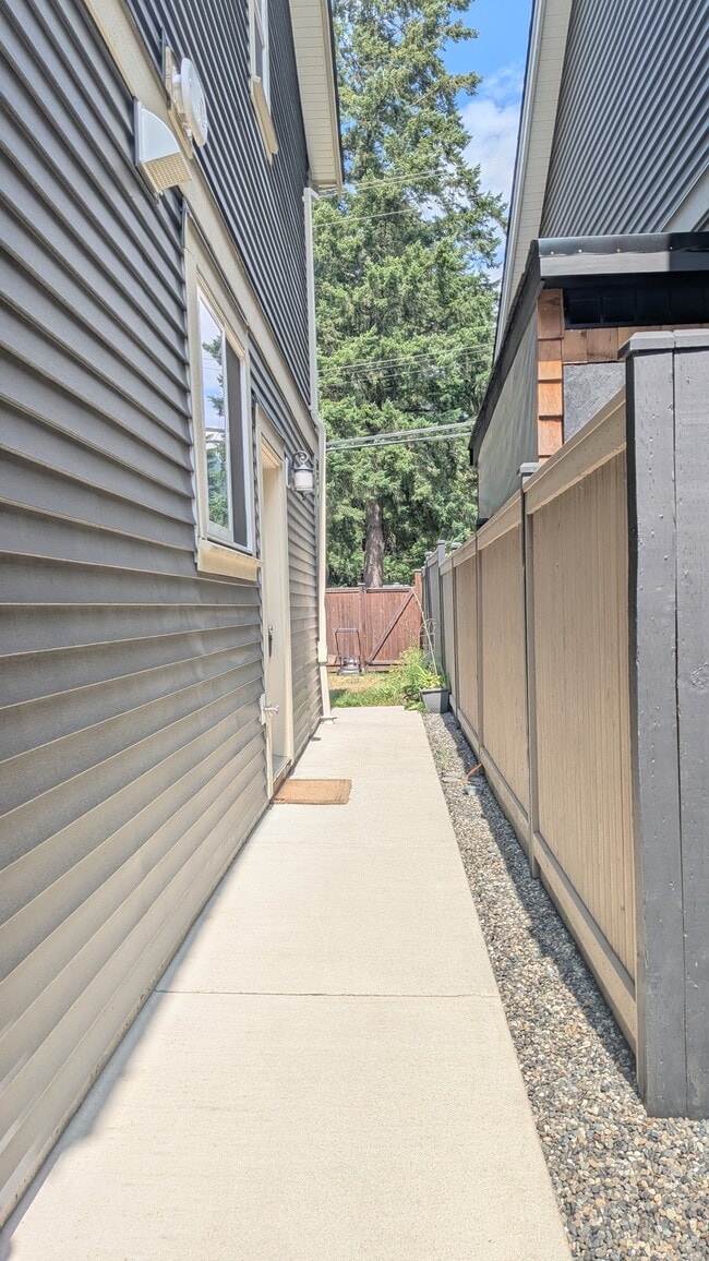 Building Photo - 65541 Skylark Dr