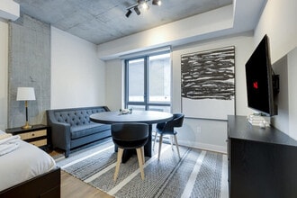 Building Photo - 742 Rue William