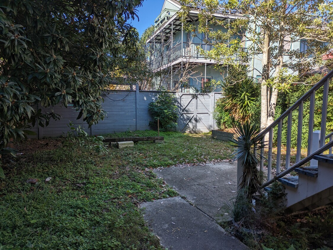 Shared area in back for relaxing or gardening. - 2015 Camp St