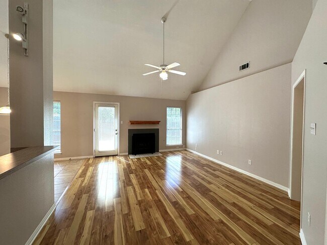 Foto del edificio - Charming Garden-Style 3 Bedrooms 2 Bathroom Single Family Home for Rent in South Austin, Cul-de-S...
