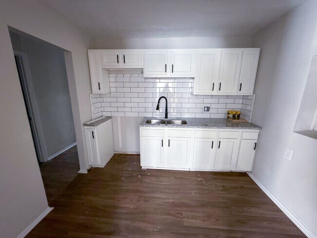 Foto del edificio - 823 Bassett Ave