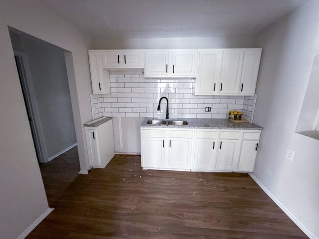 Building Photo - Beautifully Renovated 2 Bedroom Home!