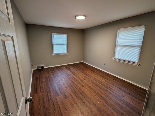 Foto del edificio - 196 Tuxedo Pkwy