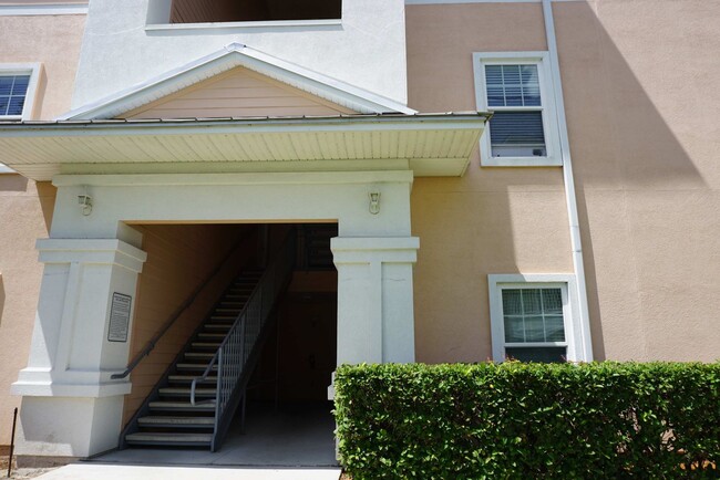 Building Photo - Lake view 3/2 condo convenient to Town Center