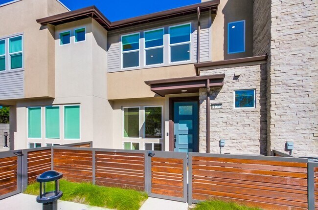 Foto del edificio - Mira Mesa 3 Bedroom Townhome!