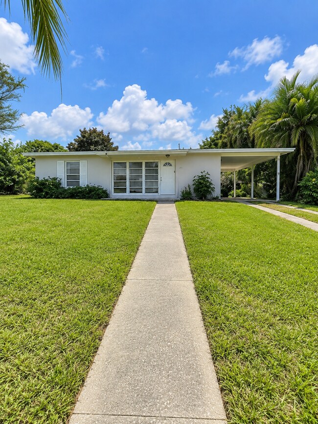 Building Photo - 1023 Gerona Ave