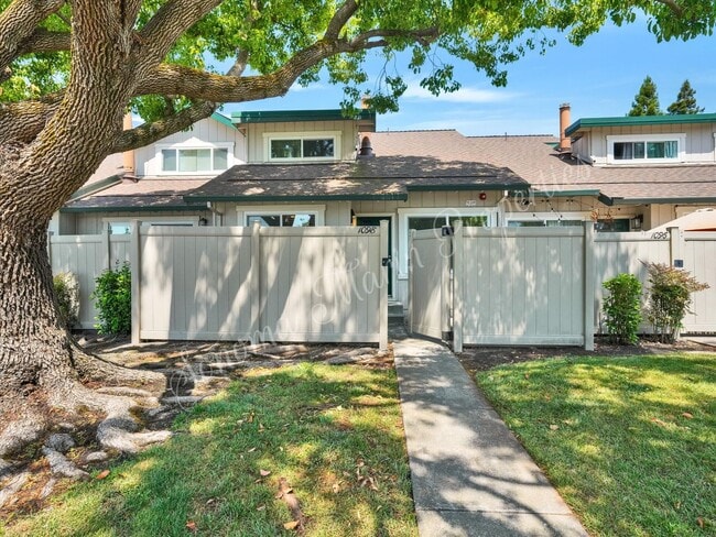 Building Photo - 2 Bedroom 1.5 Bath 2 Car Garage Includes W...