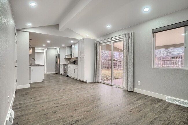Building Photo - Remodeled Single-Family Home Near Cherry C...