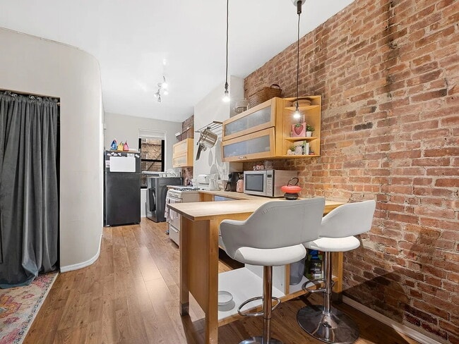 Building Photo - "Cozy 1-Bedroom Oasis in the Heart of Jersey City – Ideal Urban Living Awaits!"
