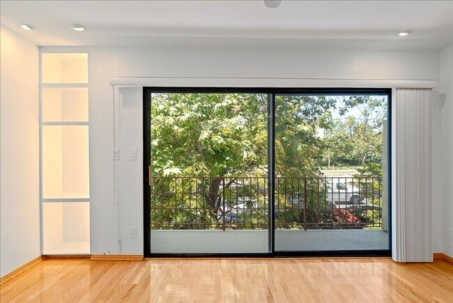 Building Photo - Beautiful Abbot Kinney Apartment | Private...