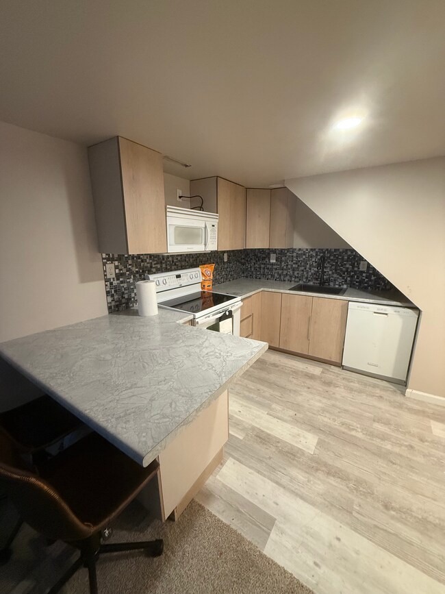 Building Photo - 120 Park Dr