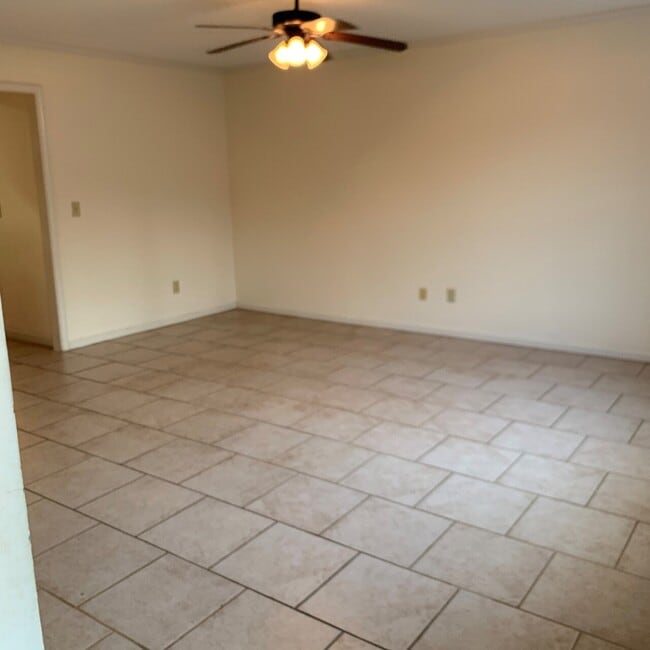 Building Photo - Maplewood #19