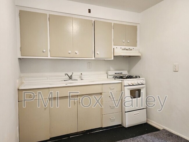 Building Photo - 608 W 6th St