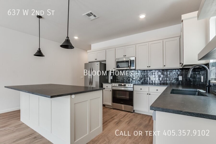 Photo - 637 W 2nd St -